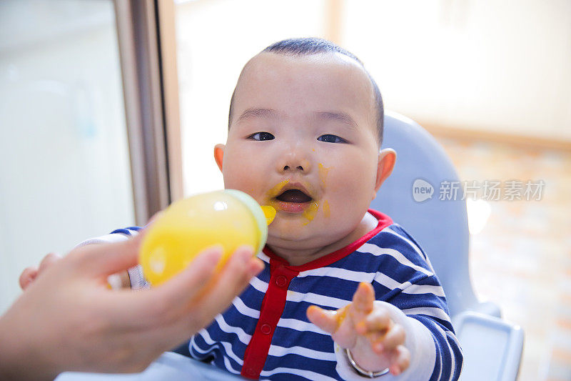 亚洲男婴吃混合食物