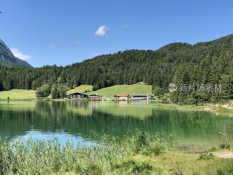 美丽的风景:德国密滕瓦尔德附近的山湖