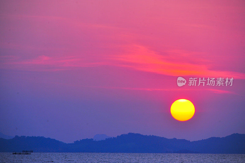 美丽的日落在热带海洋