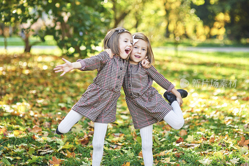 双胞胎女孩互相拥抱
