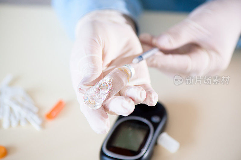 医生注射胰岛素注射器。糖尿病shortacting胰岛素。胰岛素注射