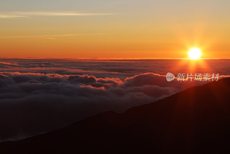 哈雷阿卡拉峰云层之上的日出