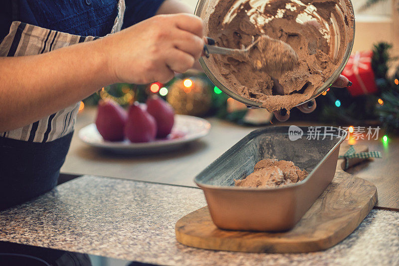 为节日准备水煮梨巧克力蛋糕