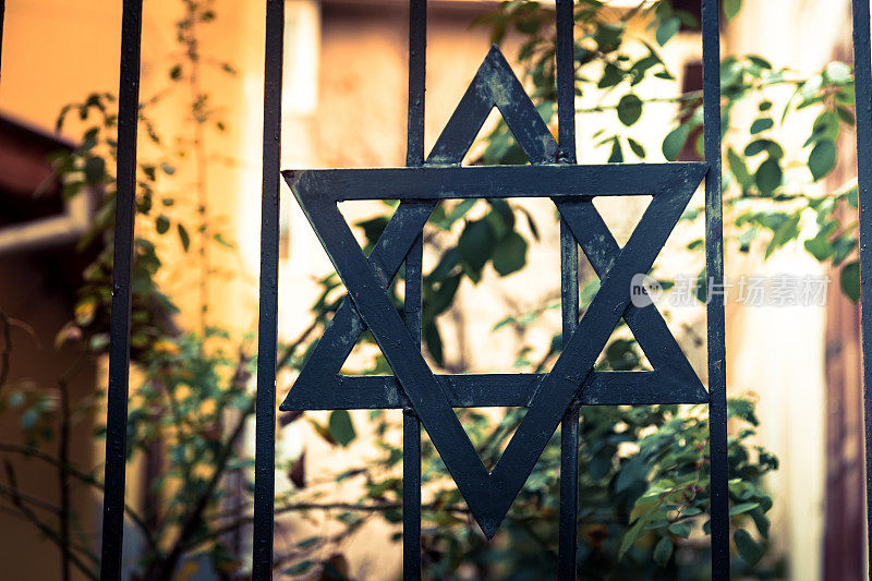 犹太教堂外铁栅栏上的大卫之星