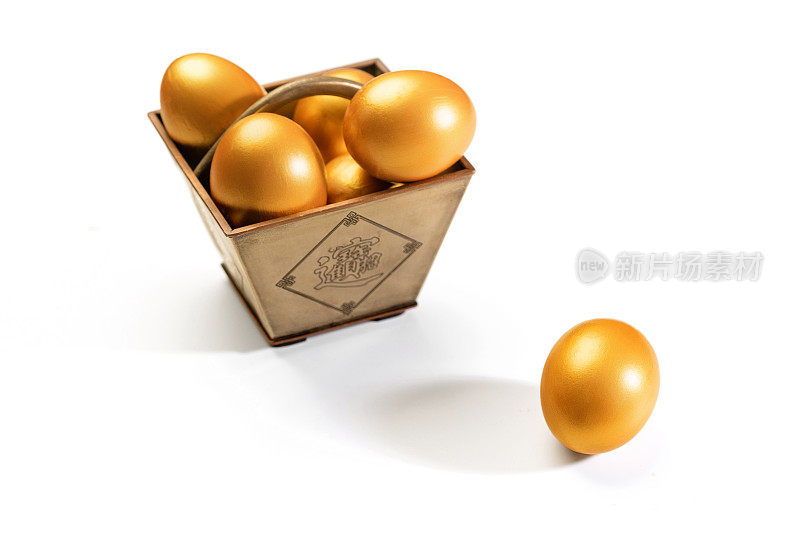 传统元素木篮盛着金蛋