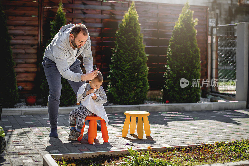 幼童在一级防范禁闭期间理发