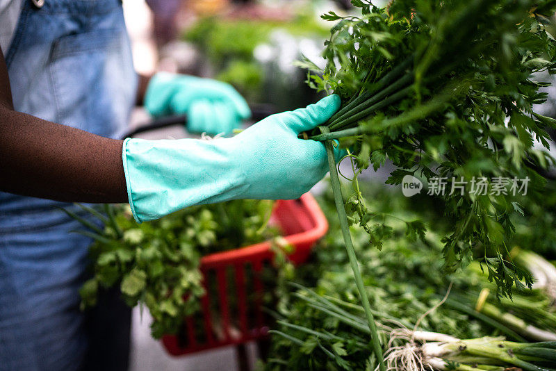 戴着手套在超市购物的男人