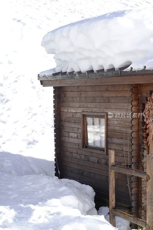 与雪的小木屋