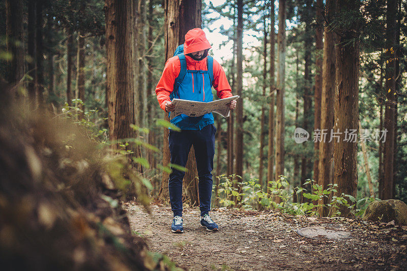 一名男子在日本森林里徒步旅行