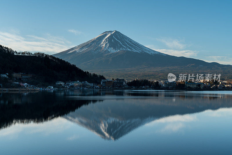 日本富士山的倒影