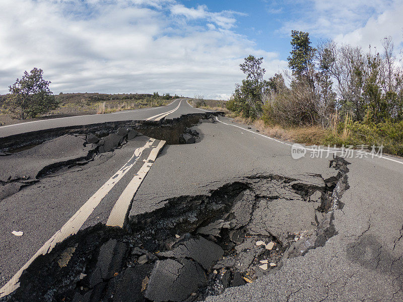 位于夏威夷火山国家公园的火山活动断裂的道路