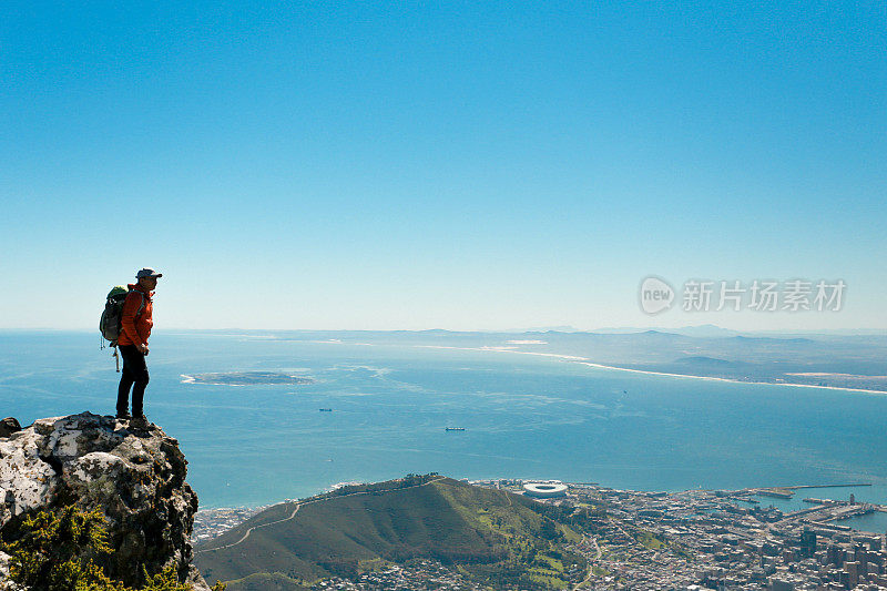 一名男子正在观看开普敦的桌山