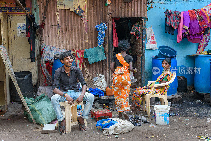 印度人在孟买达拉维贫民窟的街道上。印度