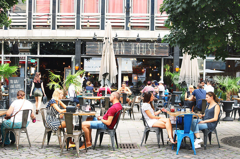 劳林斯卡街的城市家庭咖啡馆。这是一个非凡的概念，在布拉迪斯拉发有广泛的选择，咖啡，啤酒，鸡尾酒，葡萄酒和美味的食物