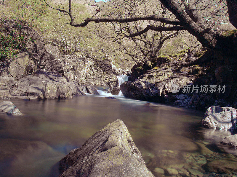 时间流逝长暴露岩石池雾瀑布