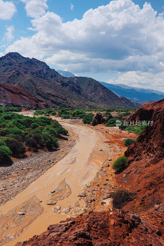 阿根廷山区的泥河