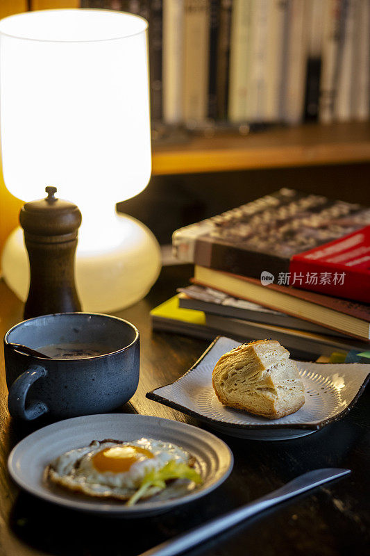 自制早餐:油酥包、煎蛋、洋葱奶油汤