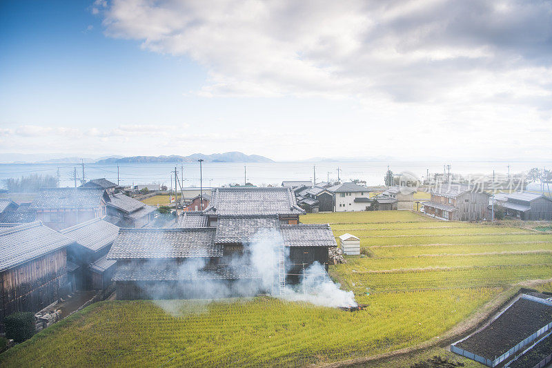 镰仓小房子的传统屋顶全景图，背景是萨拉米湾。