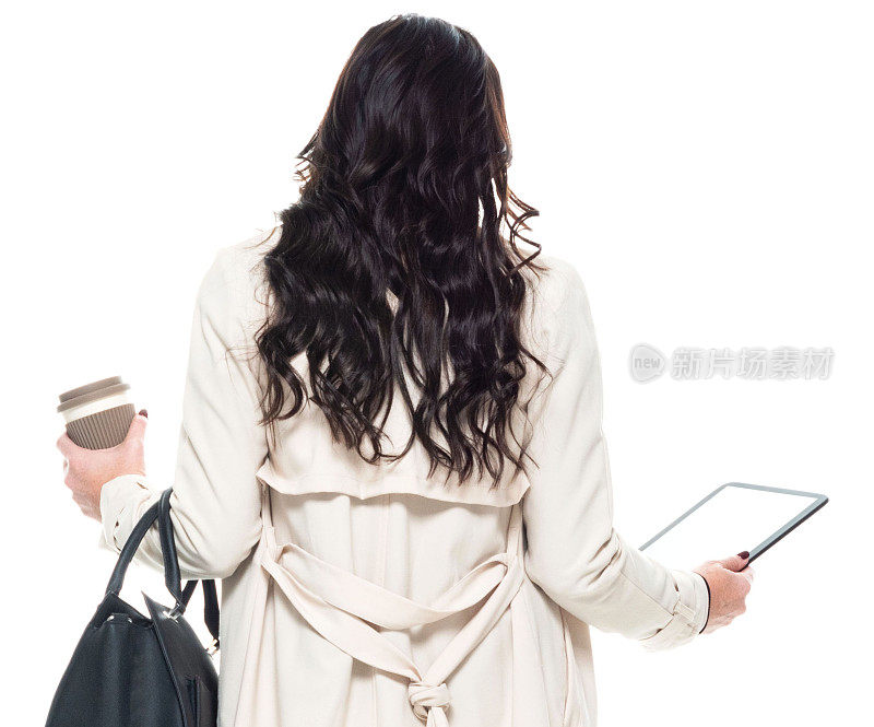 白人年轻女性经理在白色背景前穿着商务服装，拿着钱包，使用触摸屏