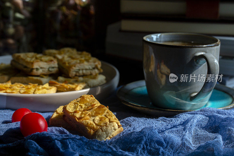 咖啡休息时，自制的蜂蜜玉米片和坚果饼干