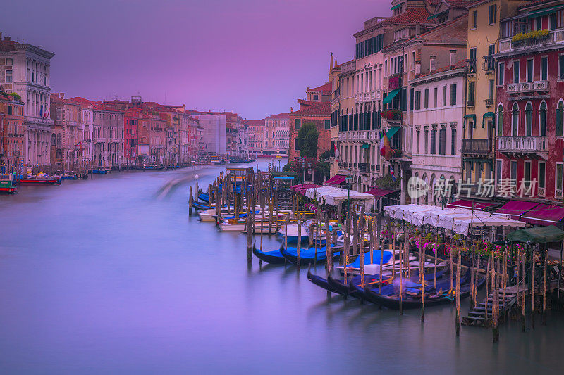长时间曝光:意大利里亚托-威尼斯日出时空灵的大运河