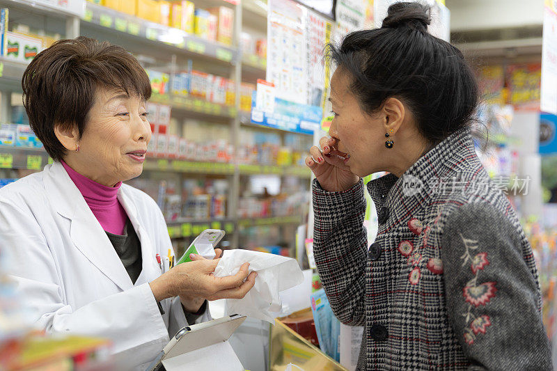 日本妇女在药店购物