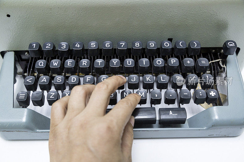 老式打字机，电子电脑键盘