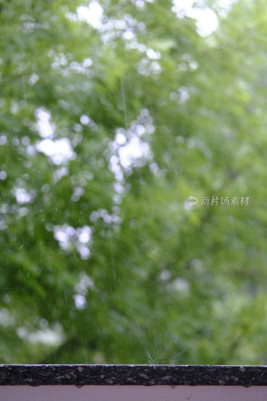 雨滴落在阳台窗台上