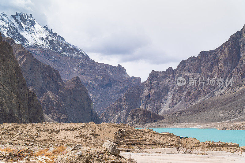 自然风景沿着阿塔巴德湖在巴基斯坦山区罕萨山谷