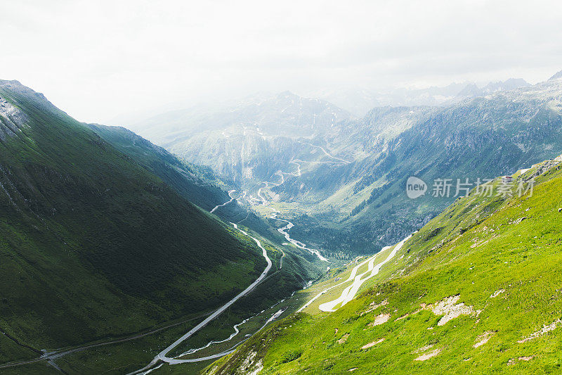 在阳光明媚的夏日里，瑞士弯弯曲曲的山路风景一览无遗