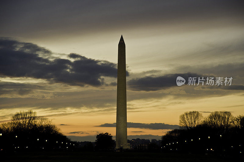 华盛顿日落纪念碑是华盛顿特区国家广场西端附近的一个方尖碑，为纪念美国第一任总统乔治·华盛顿将军而建。