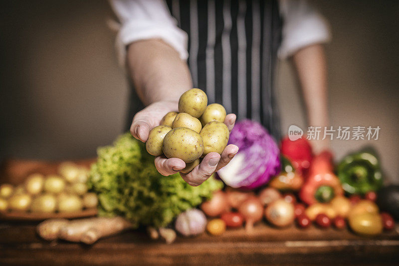 杂货店里的土豆配蔬菜