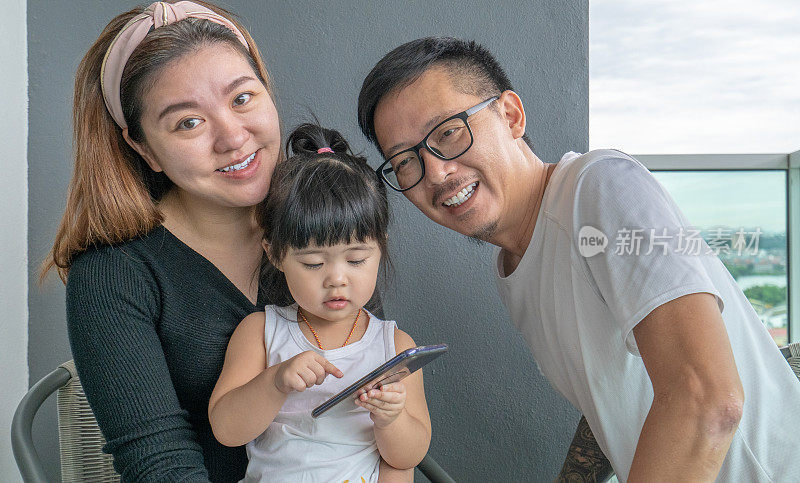 几代同堂的亚洲家庭在家里拍照