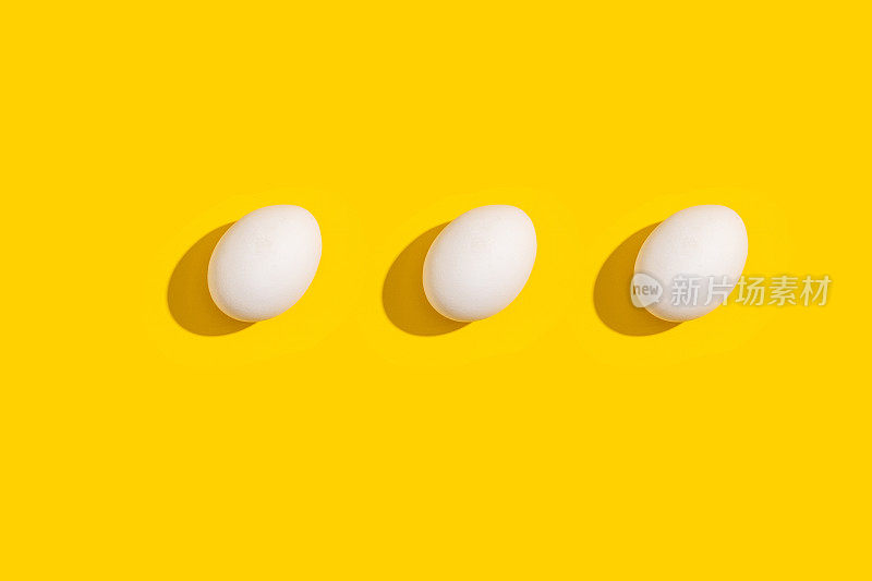 以黄色为背景的三只鸡蛋。