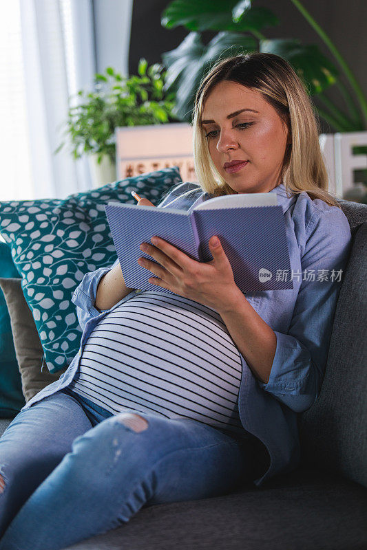 一名孕妇在隔离期间填写医院包清单