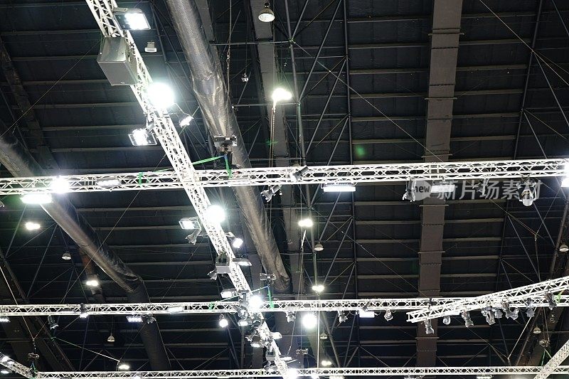 舞台灯光以钢梁为背景。