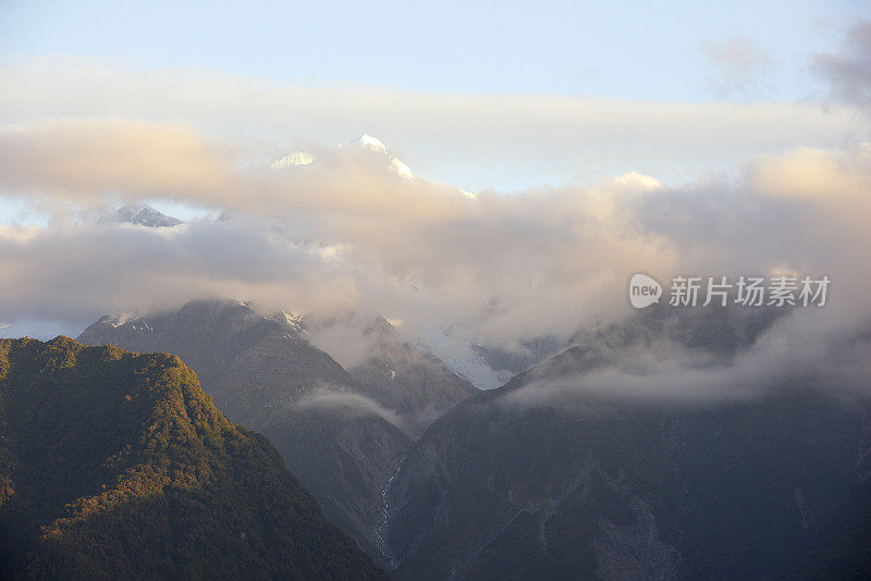 南韦斯特兰福克斯冰川附近的山景