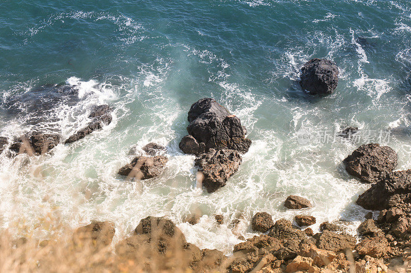 马里布海滩波涛汹涌的海水