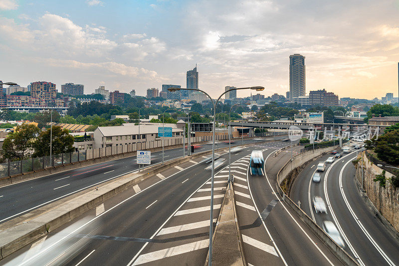 悉尼城市天际线和M1高速公路在黄昏的烟雾从各种森林火灾，悉尼，澳大利亚