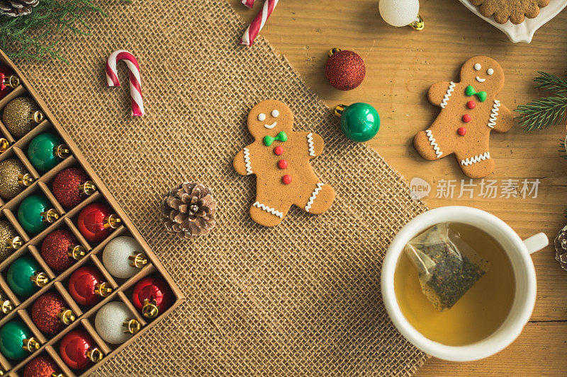 在装饰今年圣诞节的时候，吃一些姜饼和茶吧!