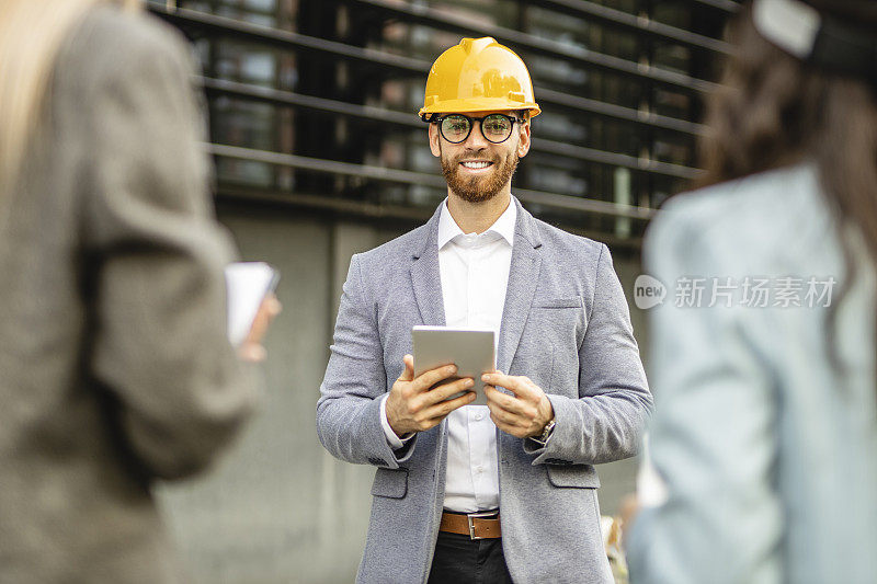 成功的商人给他的商业伙伴提供建议