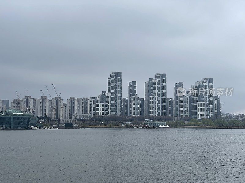 首尔半坡公寓春雨日