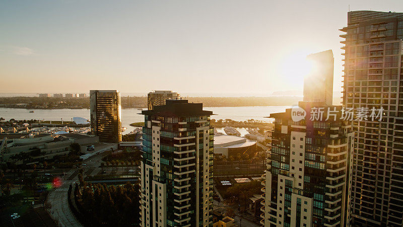 太阳落在圣地亚哥市中心的建筑物后面-空中