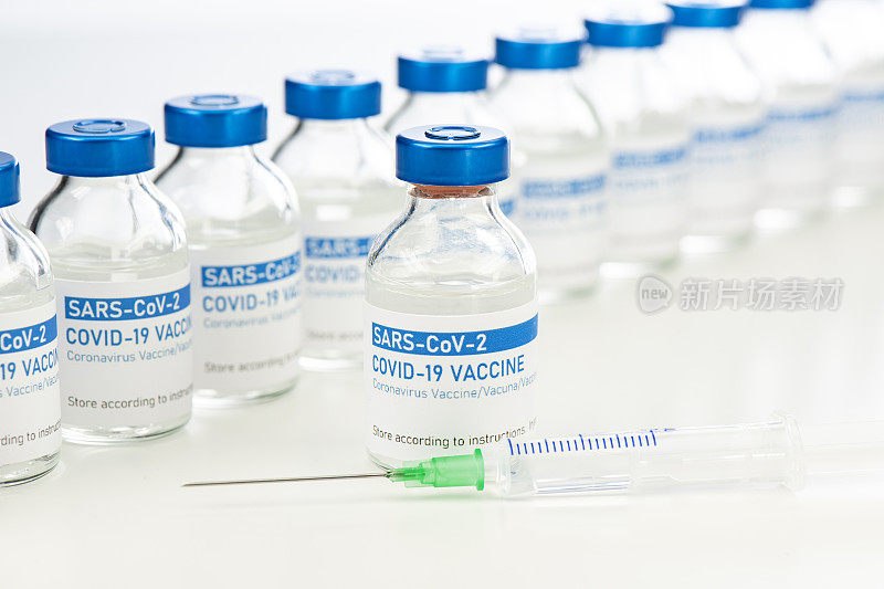 检查一排装有COVID-19冠状病毒疫苗的小瓶