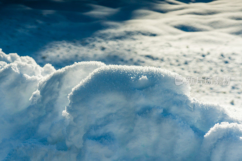 冬天，阳光照在白雪皑皑的草地上