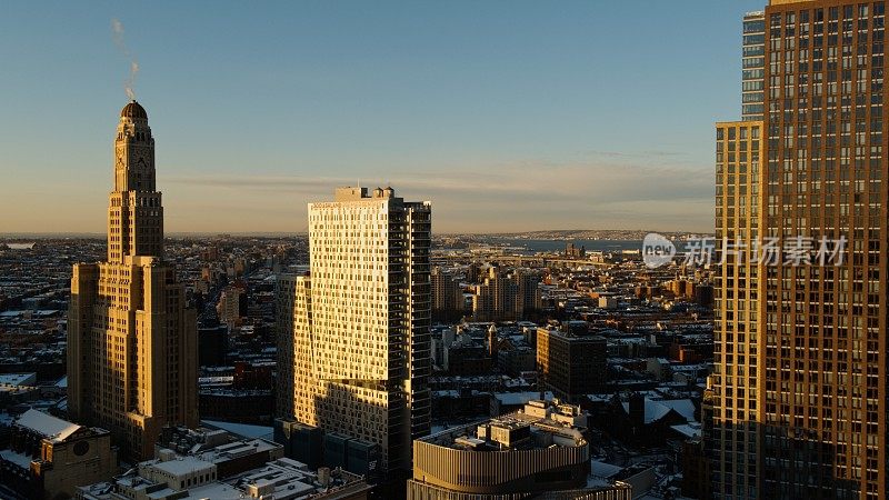 鸟瞰图在布鲁克林市中心，纽约市，在冬季的早晨。