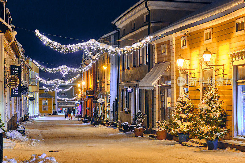 圣诞装饰的Porvoo老街，芬兰