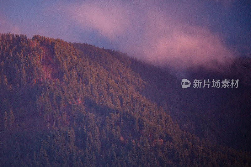 太平洋西北部山区的阳光和戏剧性的云