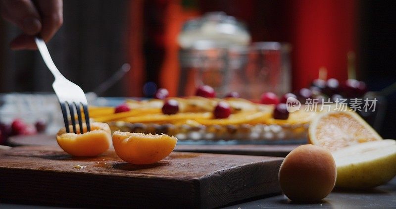 自制健康诱人的早餐，包括麦片、水果、奶油奶酪和蜂蜜