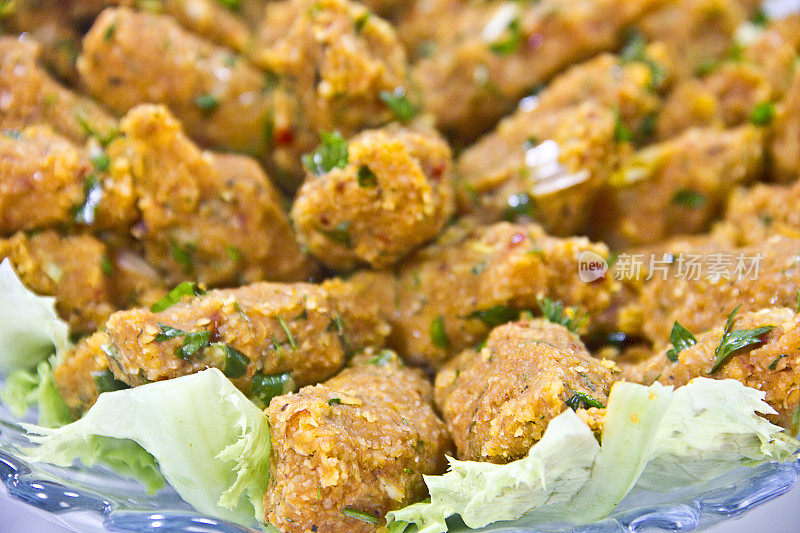 土耳其小扁豆面包，用碎小麦干和小扁豆做成